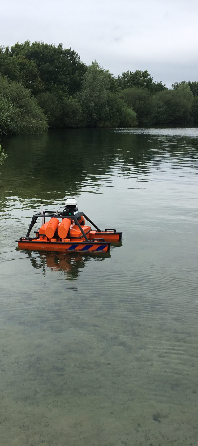De Empec SARSCAN bedoeld om snel objecten en personen onder water te vinden, aan het werk in ondiep water.