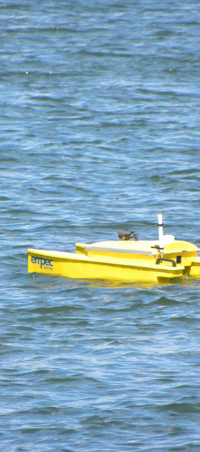 Op afstand bestuurdbare hydrografische sonarboot aan het werk om de bodem in kaart te brengen.
