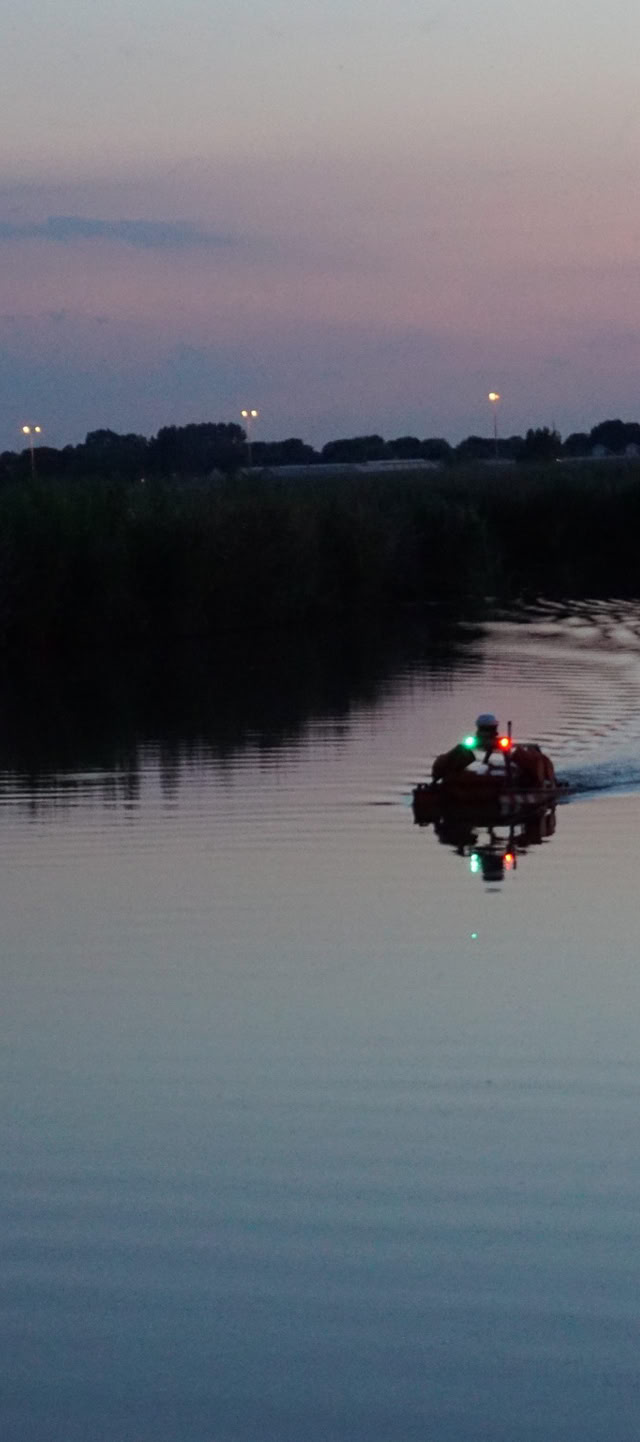De Empec SARSCAN bedoeld om personen en objecten onder water snel op te sporen. Foto genomen in de avond met de navigatielichten aan.