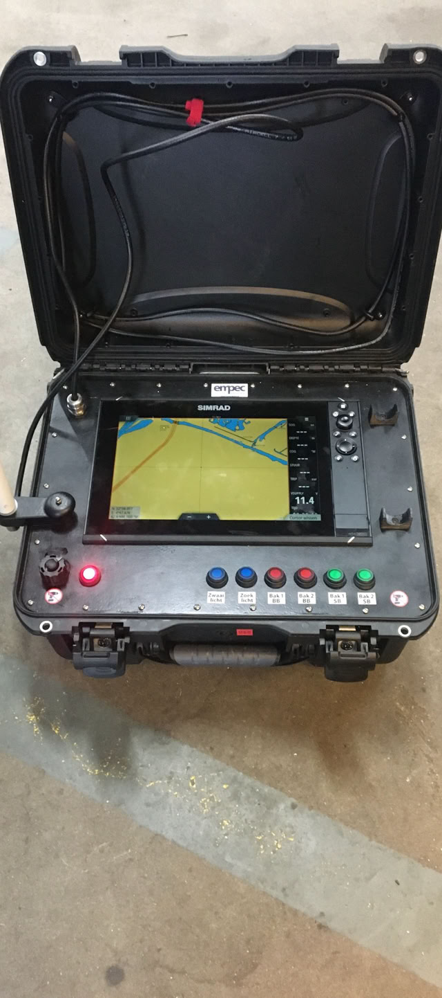 Bediening van de sonarboot op afstand, inclusief navigatie en side scan sonar display.