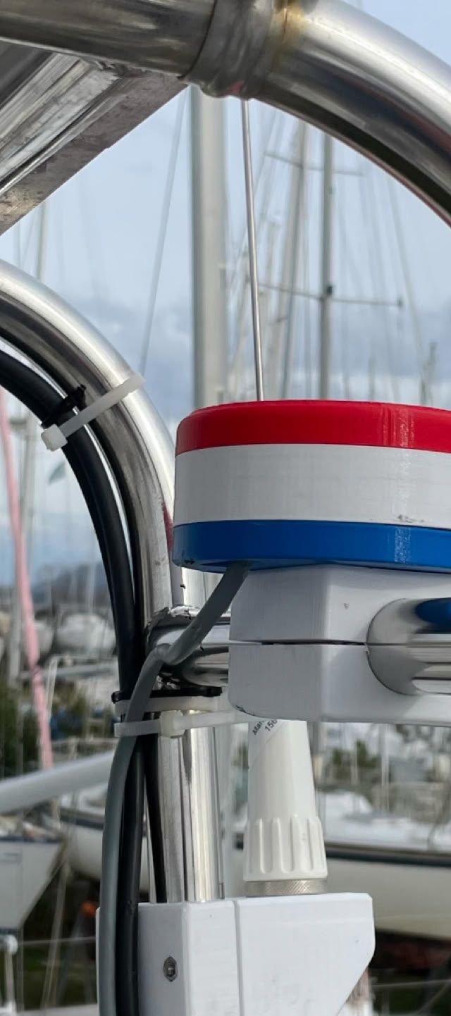 Robuuste SATNAV antenna gemonteerd op een Nederlands zeiljacht en verbonden met het navigatie systeem aan boord.