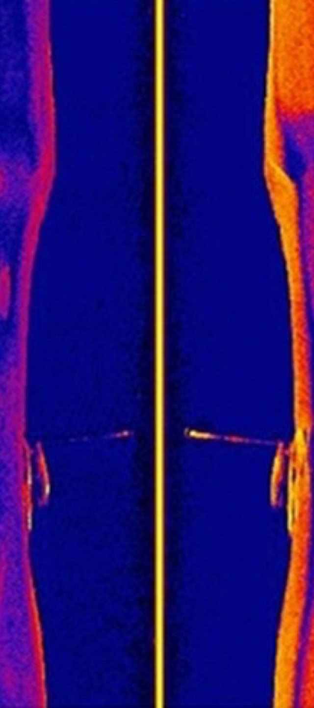 Side scan sonar plaatje van een gezonken zeilboot op de bodem van een meer.